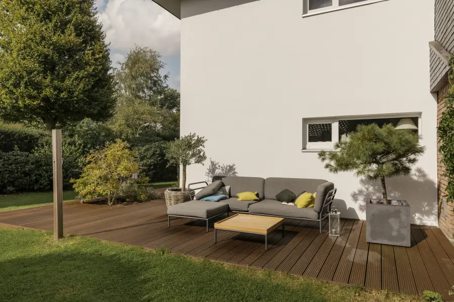 Haus mit Holz-Terrasse