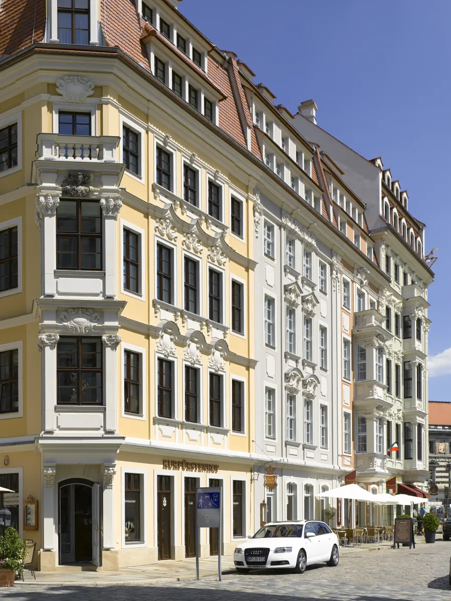 hellgelbe Stilfassade auf der Ecke zur Rampischen Straße 