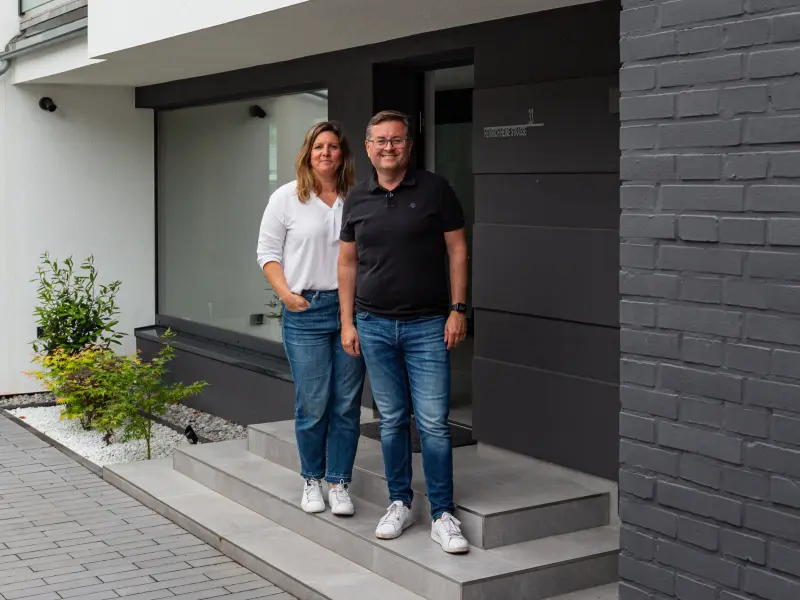 Katrin und Christof vor ihrem Haus