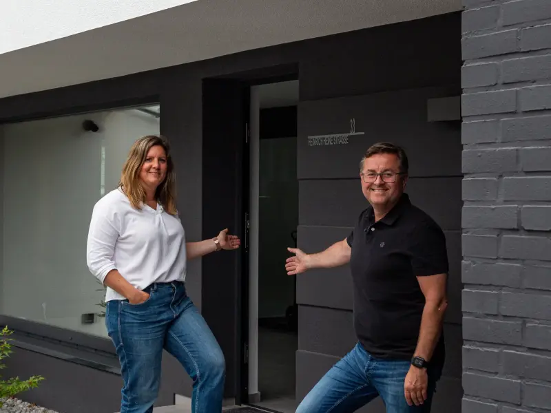 Ehepaar vor Haustür