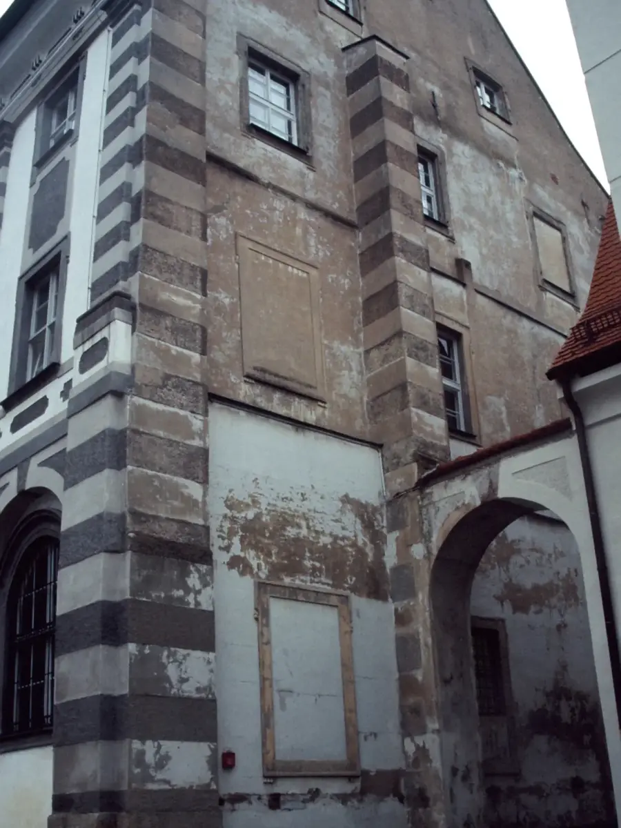 altes Foto von der kaputten alten Turm Fassade