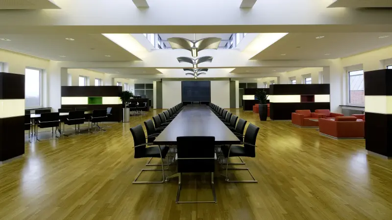 großer Meetingraum mit Sitzmöglichkeiten und Lounges 