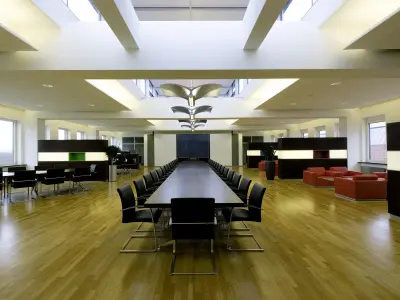 großer Meetingraum mit Sitzmöglichkeiten und Lounges 