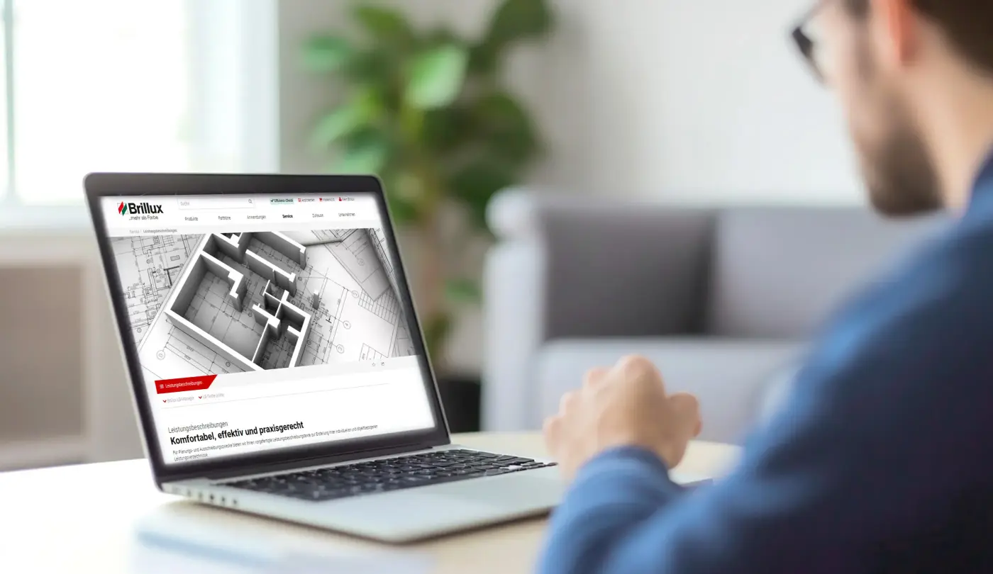 Draufsicht: zwei Männer gucken einen Sreen auf dem Tablet an