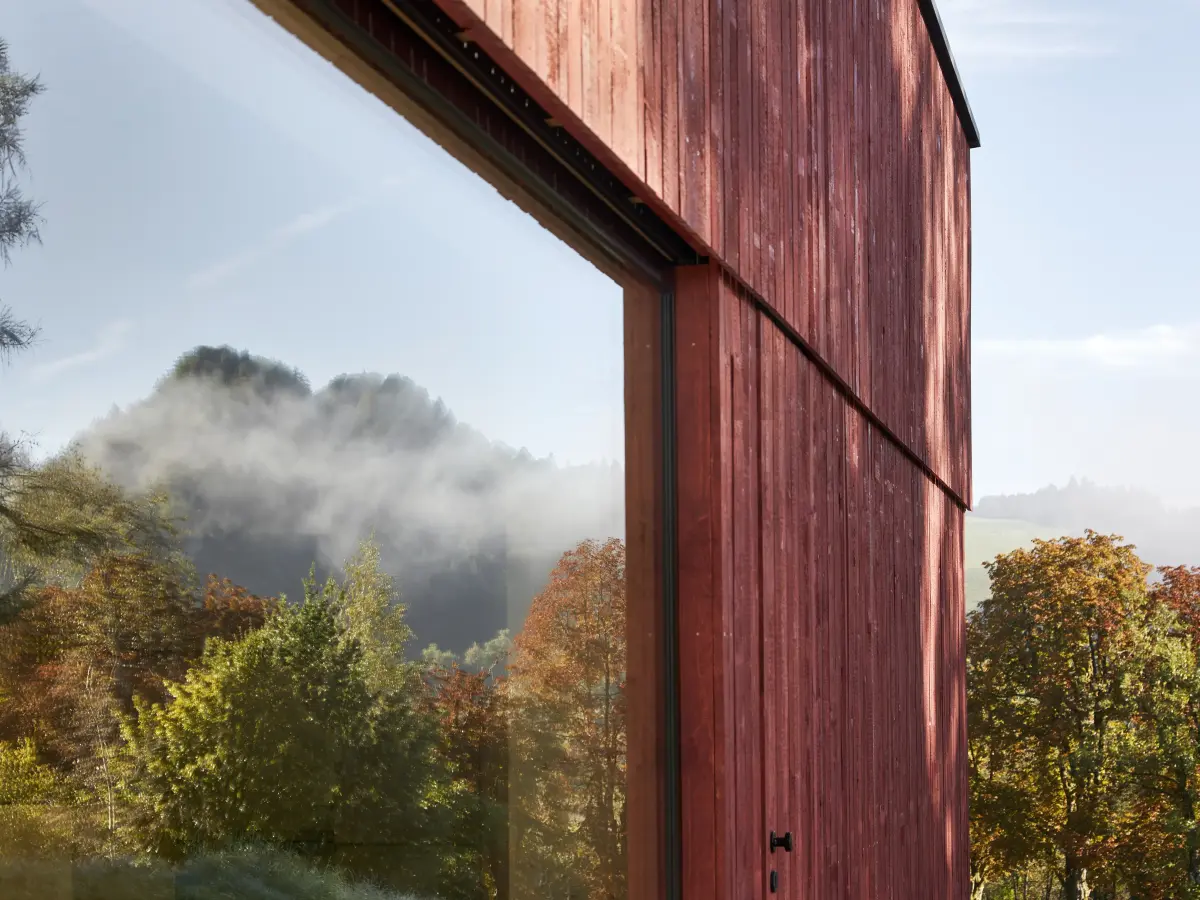 Glasfenster in die Holzfassade eingebunden