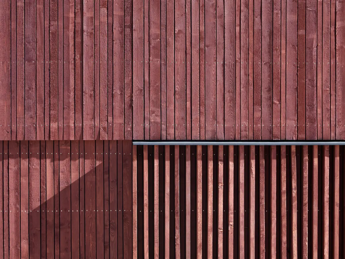 Detailansicht des roten Holzhauses