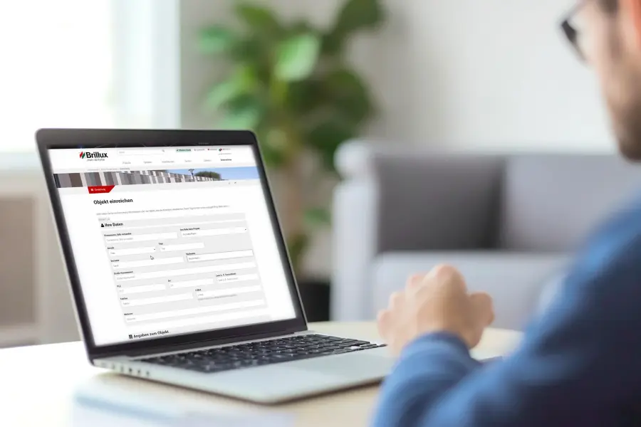 Mann vor dem Laptop