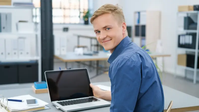 Junger Mann vor Laptop