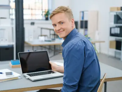 Junger Mann vor Laptop