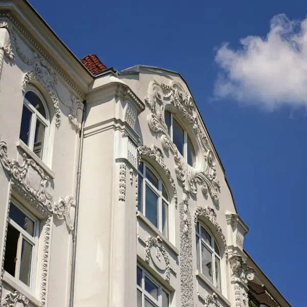 Jugendstil Hausfassade in weiss aus der Froschperspektive
