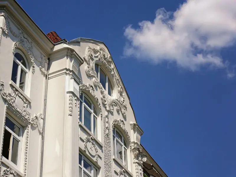 Jugendstil Hausfassade in weiss aus der Froschperspektive