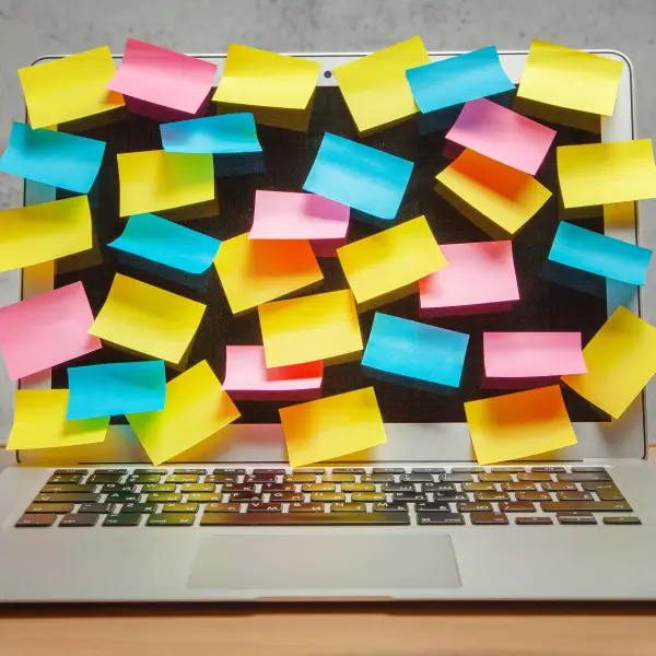 Ein PC Bildschirm auf dem sehr viele Post-Its aufgeklebt sind