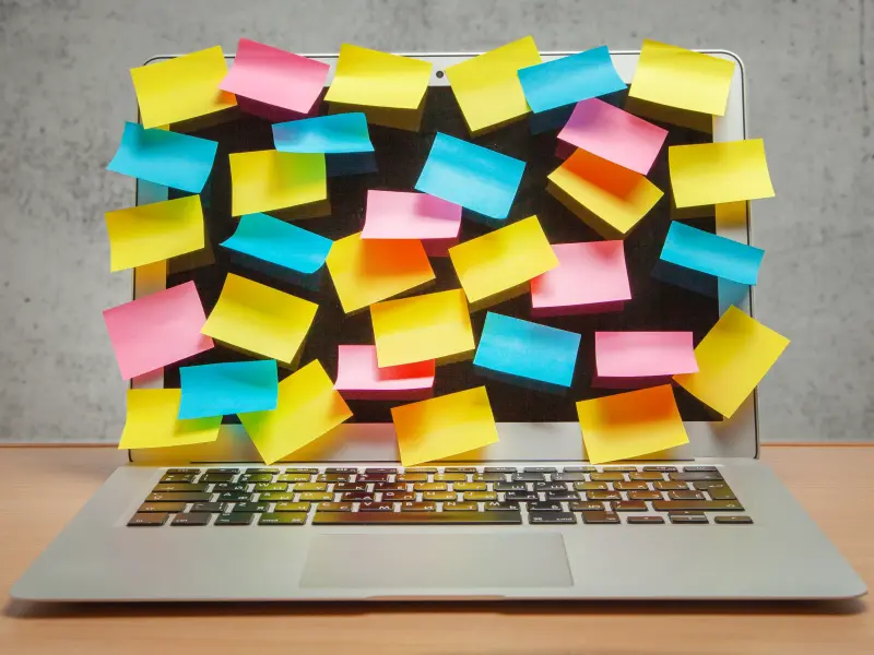 Ein PC Bildschirm auf dem sehr viele Post-Its aufgeklebt sind
