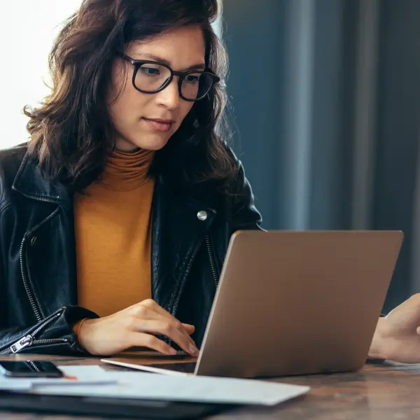 Frau sitzt am Laptop