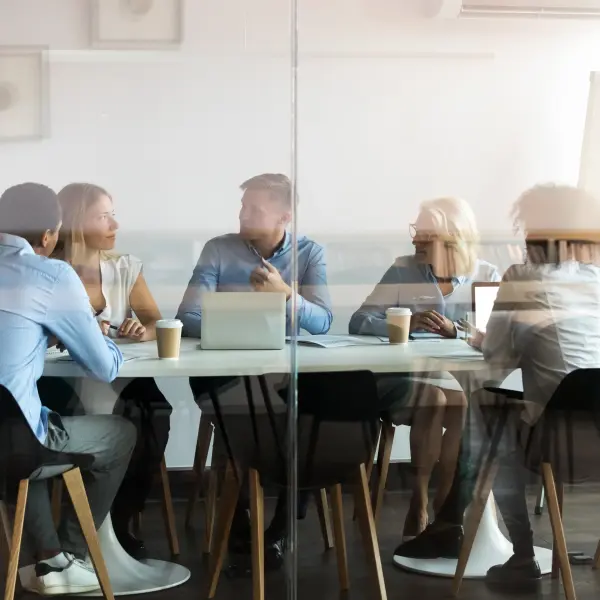 Gruppe von Leuten sitzt in einem Meeting-Raum