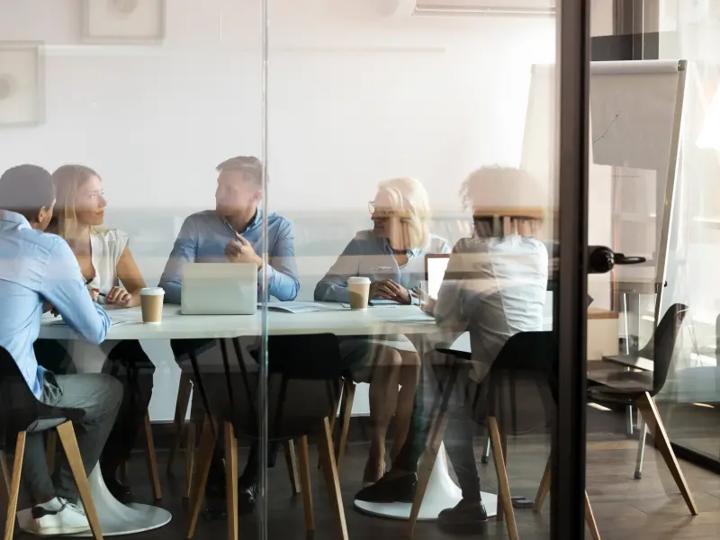 Gruppe von Leuten sitzt in einem Meeting-Raum
