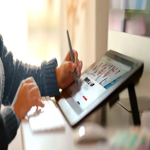 eine Person, die ein Tablet benutzt