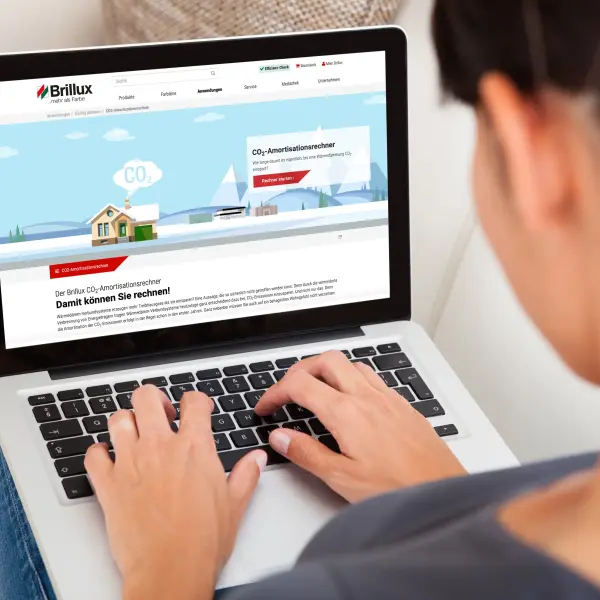 ein Mann, der einen Laptop benutzt