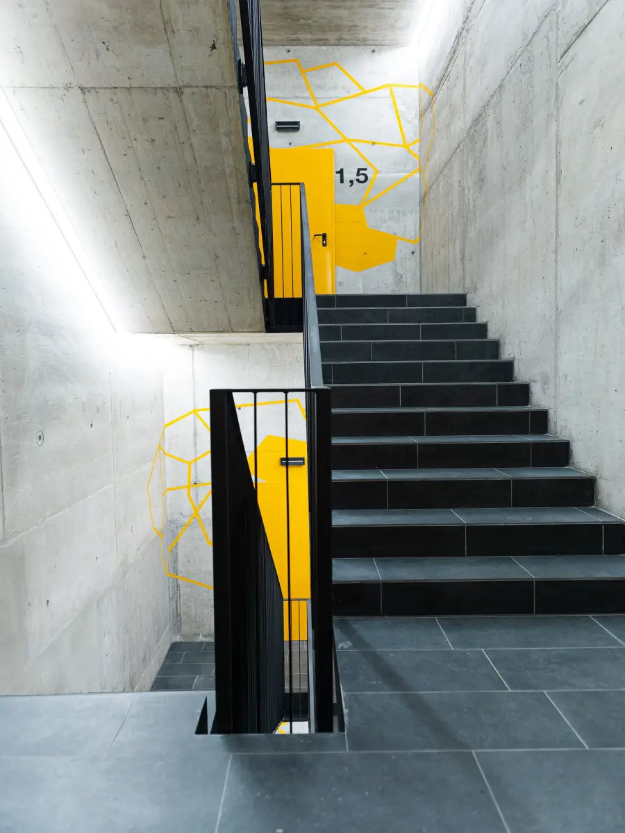 Etage mit gelber Gestaltung