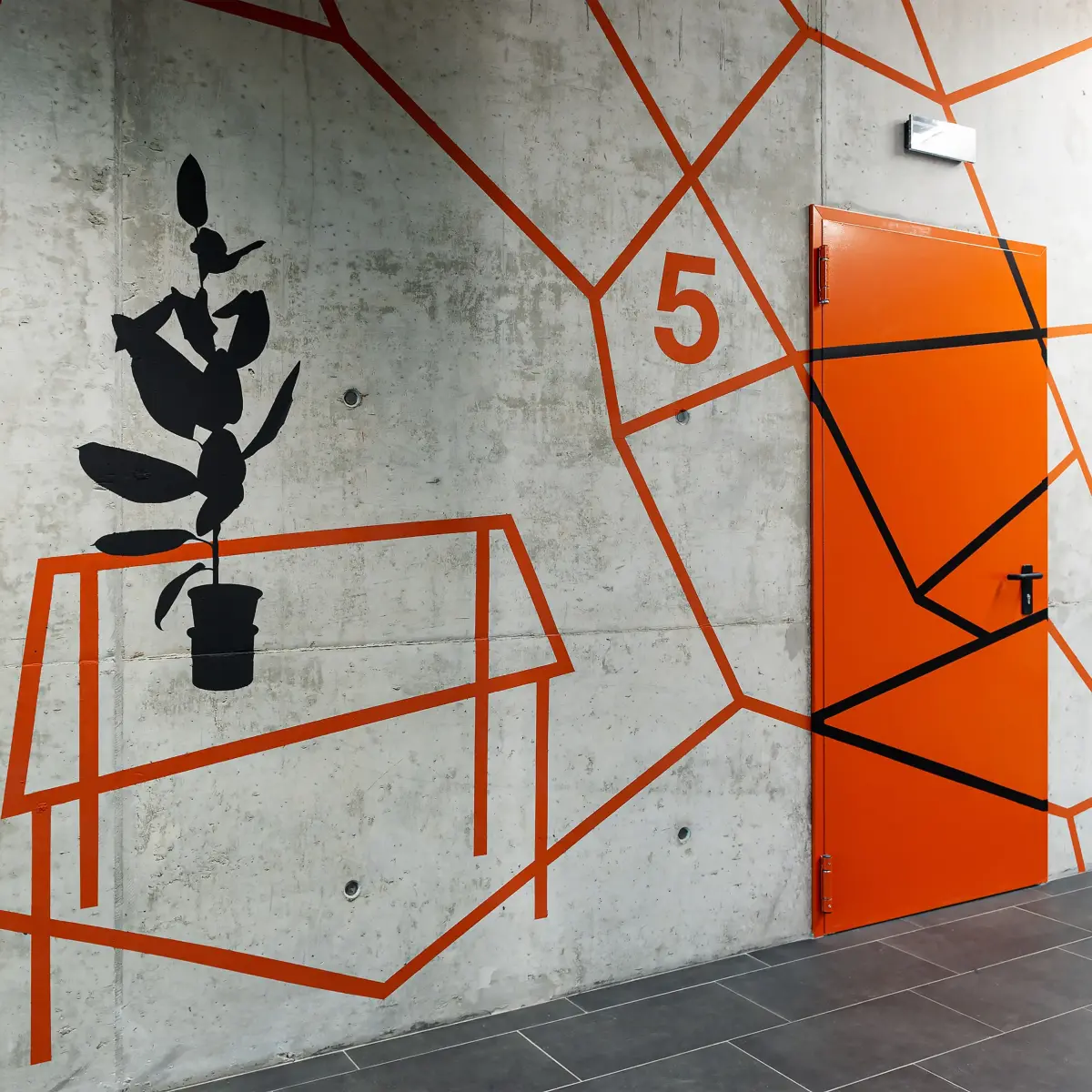 Orange Wandgestaltung auf Rohbeton