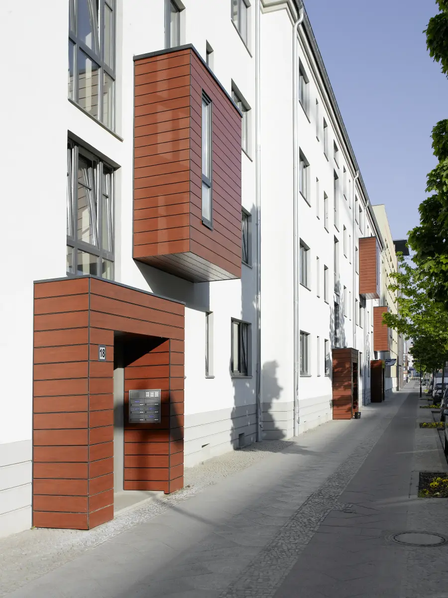 Fassade eines Gebäudes in Weiß und Braun