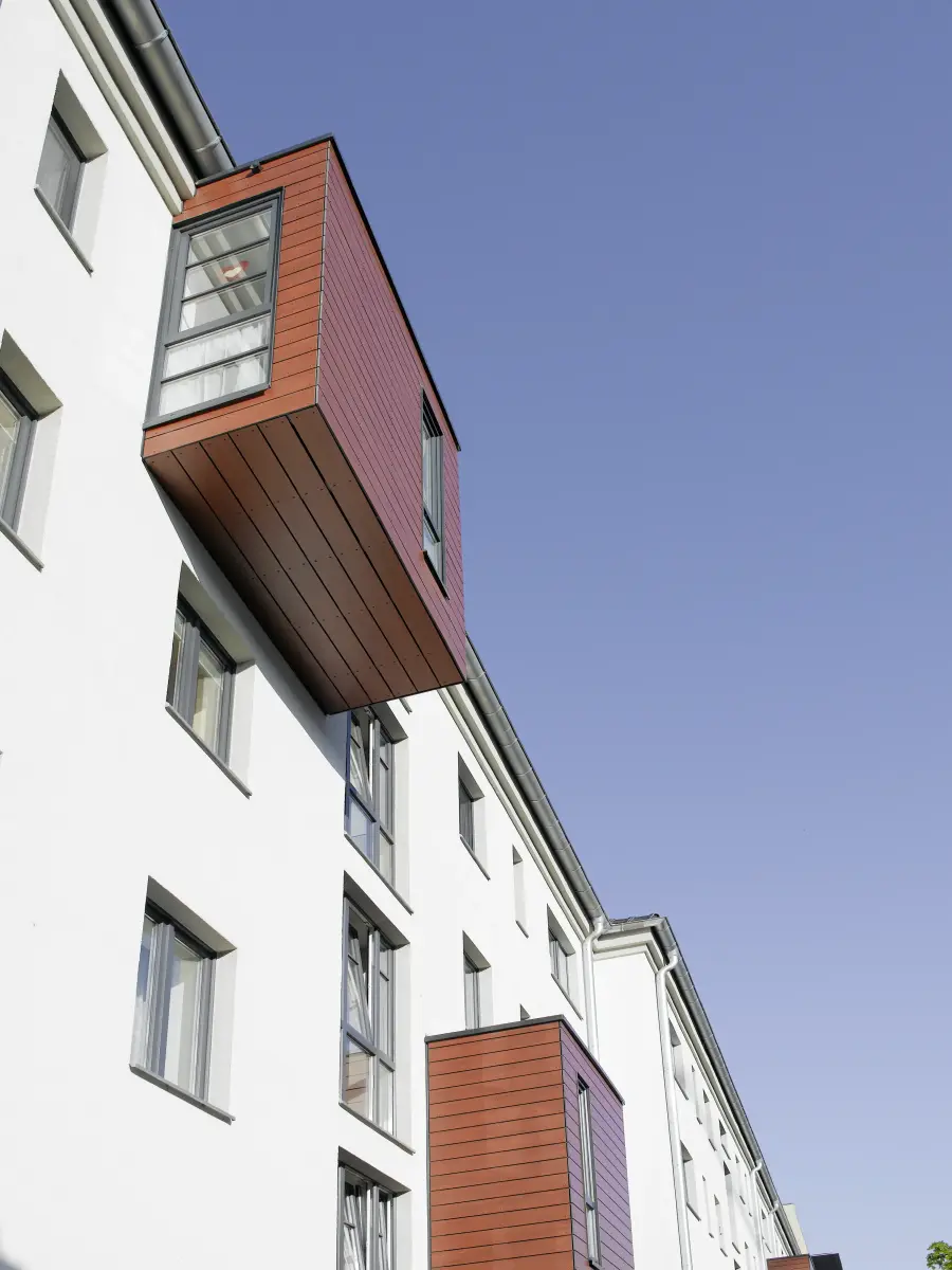 Fassade eines Gebäudes in Weiß und Braun