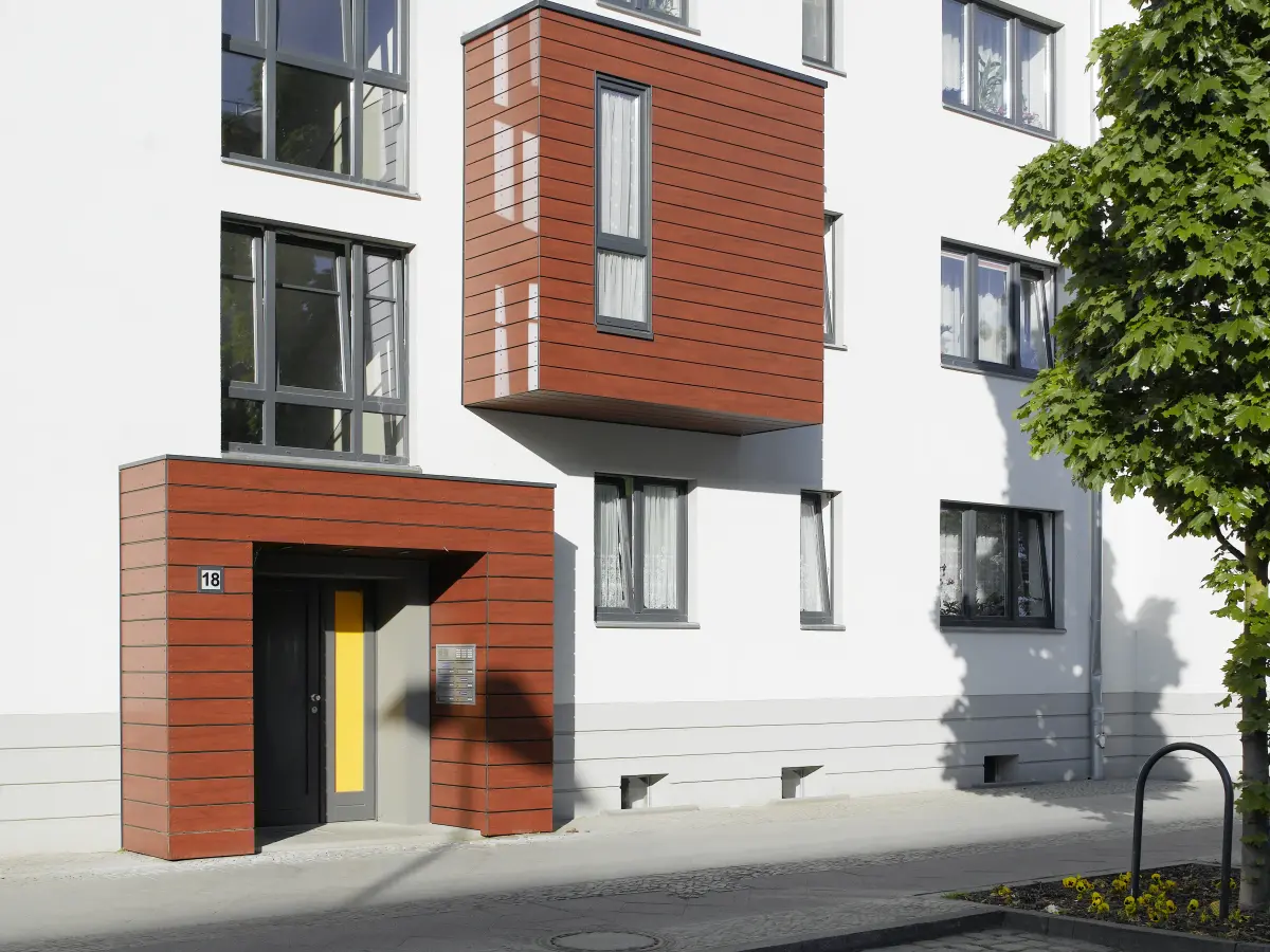 Fassade eines Gebäudes in Weiß und Braun