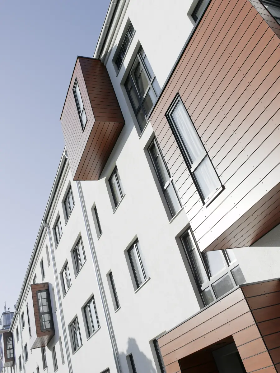 Fassade eines Gebäudes in Weiß und Braun