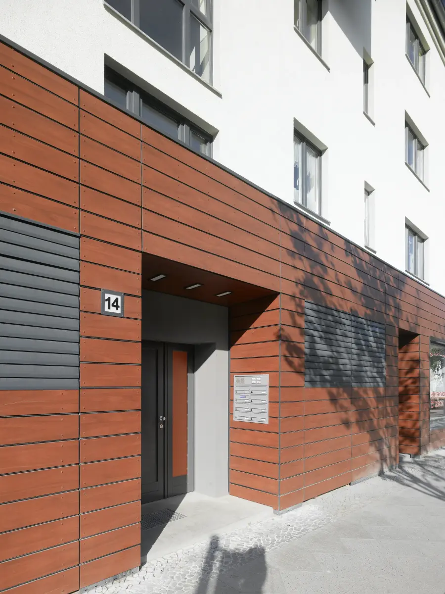 Fassade eines Gebäudes in Weiß und Braun
