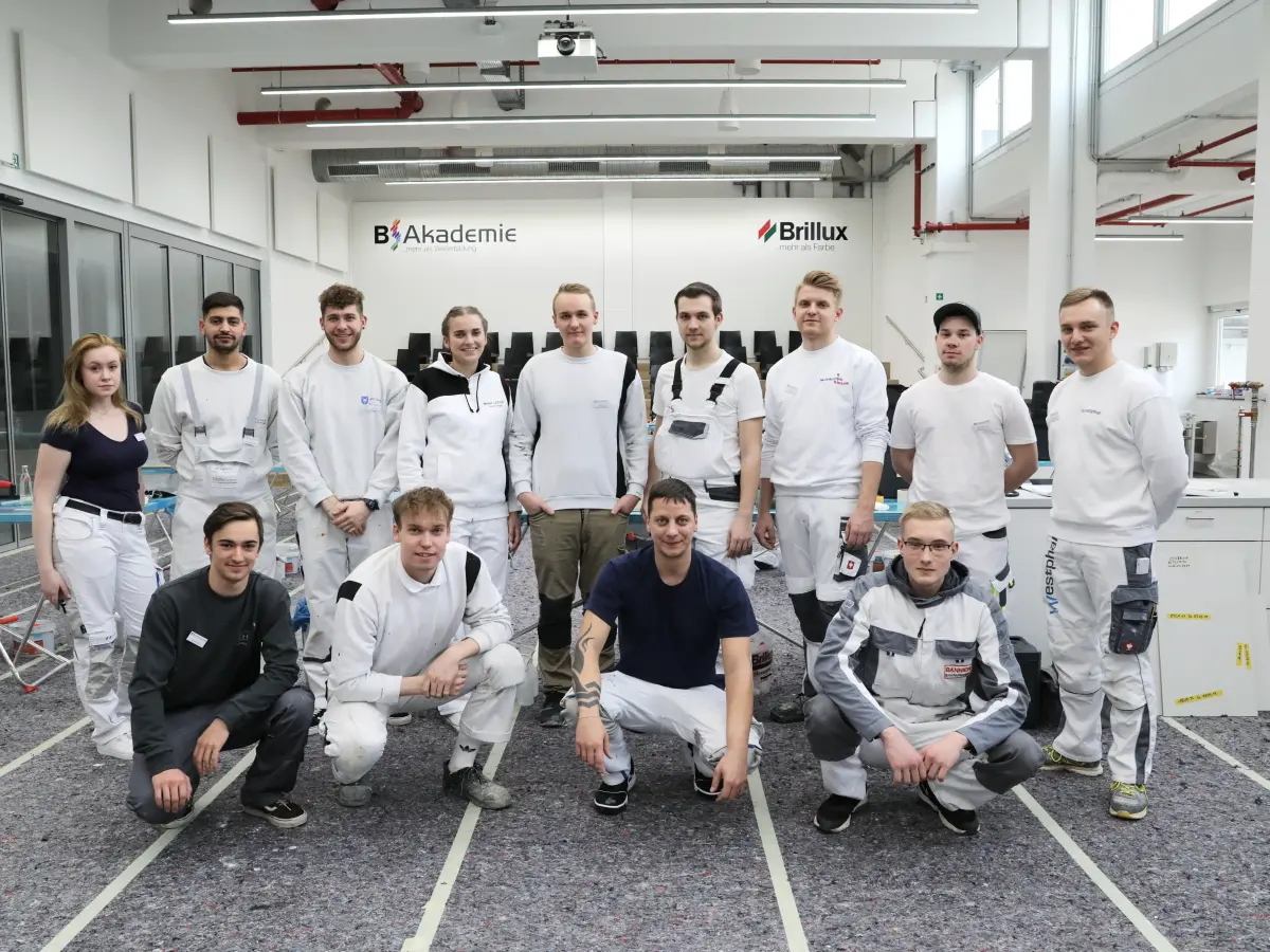 Gruppenbild von Personen in weißer Arbeitskleidung