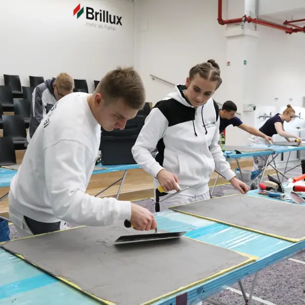 Mehrere junge Personen sitzen zusammen