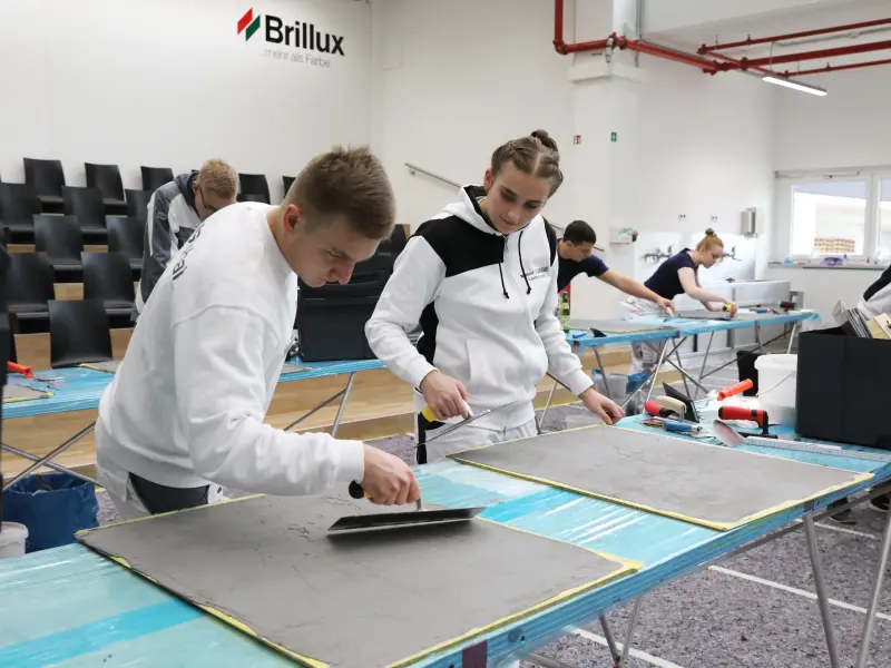 Mehrere junge Personen sitzen zusammen