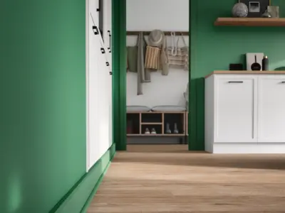 Holzboden und eine grüne Wand