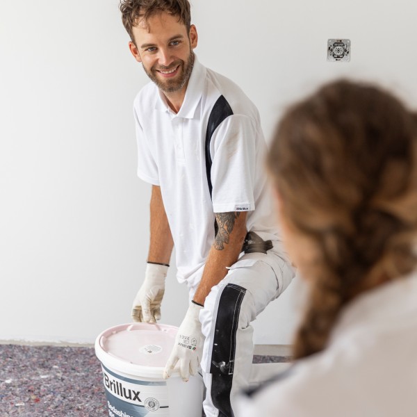 zwei Personen und Farbeimer
