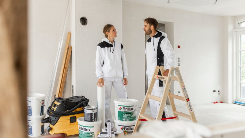 Jogger auf einer asphaltierten Straße mit roten Schuhen