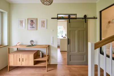 Moderne und traditionelle Holzelemente vereinen sich im alten Kotten zu einer einzigartigen Eleganz.  