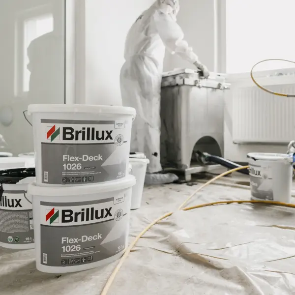 Maler bei der Arbeit mit einer Farbspritzmaschine
