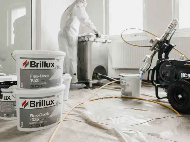 Maler bei der Arbeit mit einer Farbspritzmaschine