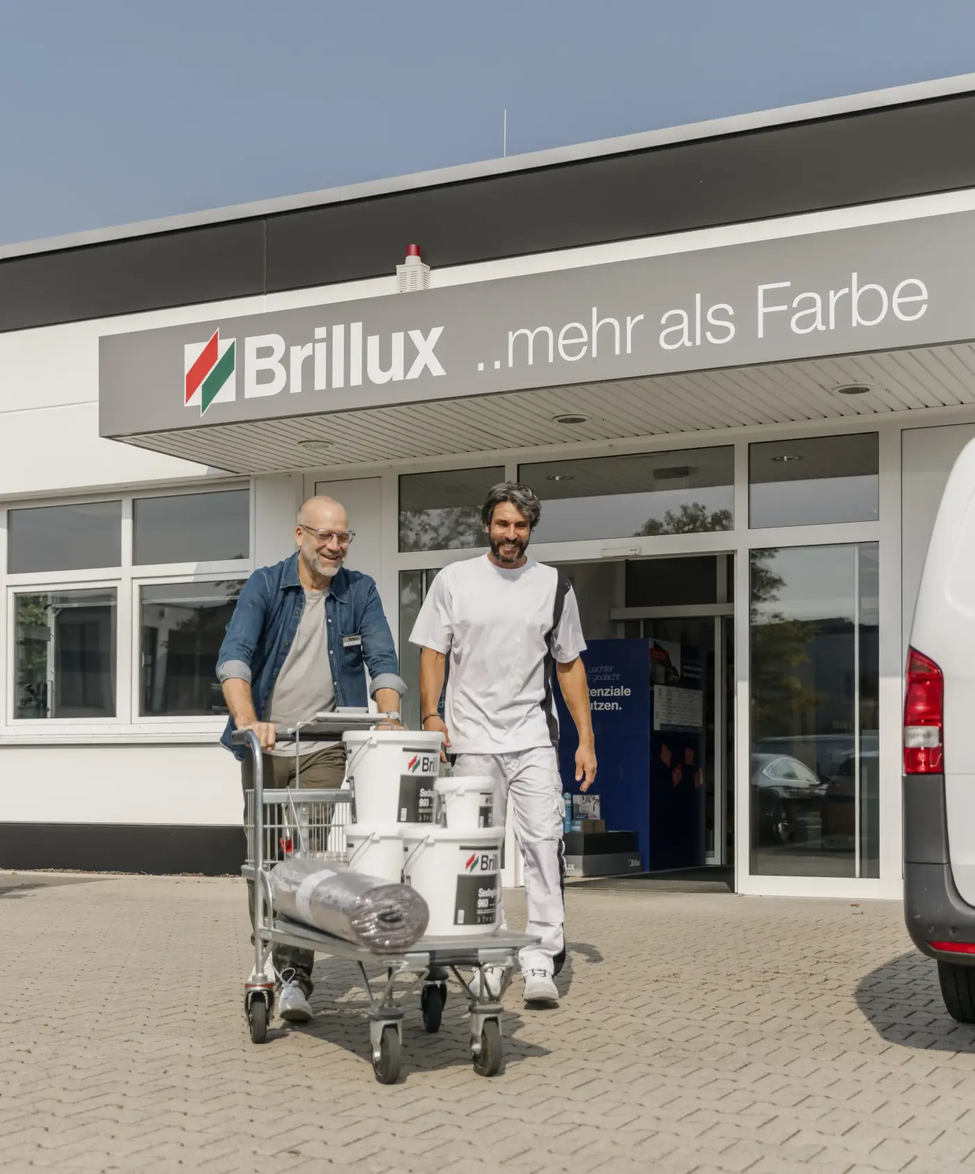 zwei Männer bei einer Brillux-Niederlassung