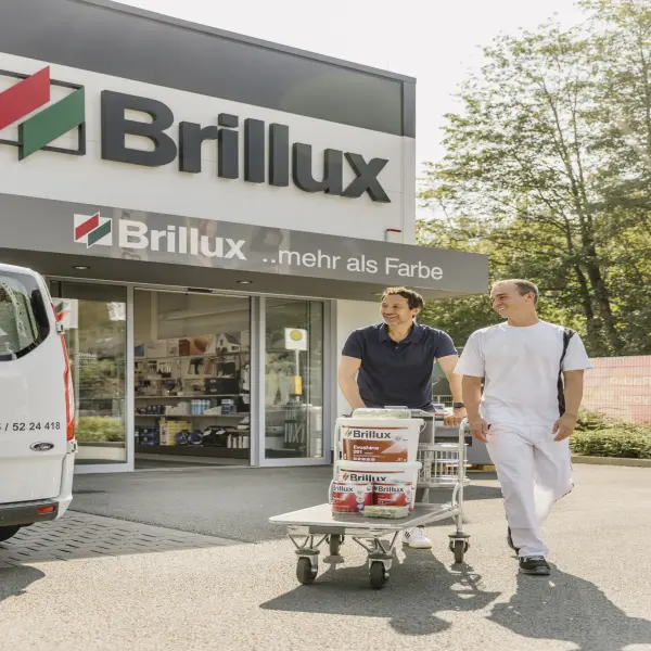 zwei Personen bei einer Brillux Niederlassung