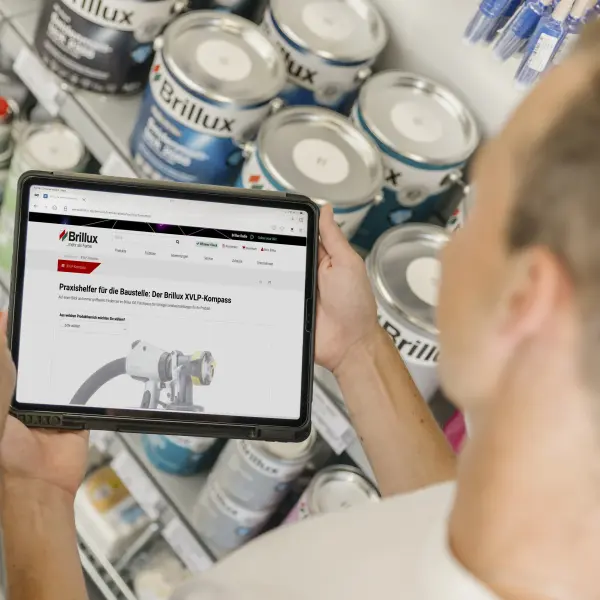 zwei Männer benutzen ein Tablet