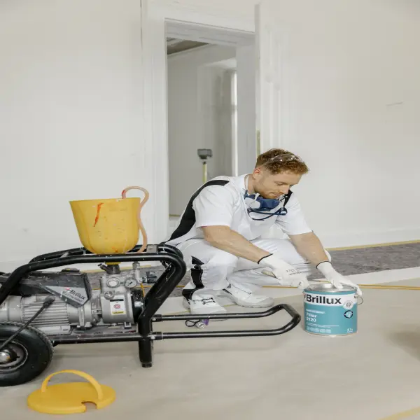 ein Mann auf einer Baustelle
