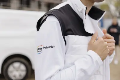 Die Kollektion verbindet einen modernen Look, ho-hen Tragekomfort und praxisnahe Funktionalität. Die klassische Arbeitskleidung wie Oberbekleidung, Ho-sen und Schuhe ist bequemer als je zuvor.