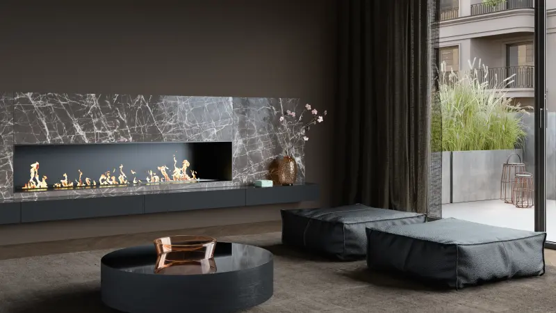 Graue Couch steht vor einer braunen Wand mit Holzpaneelen 