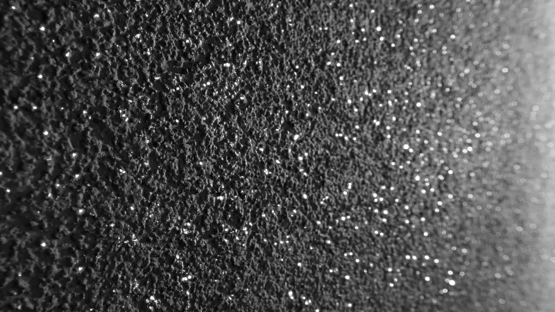 eine strukturierte schwarze Wand