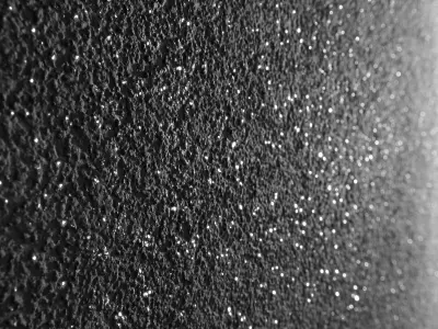 eine strukturierte schwarze Wand