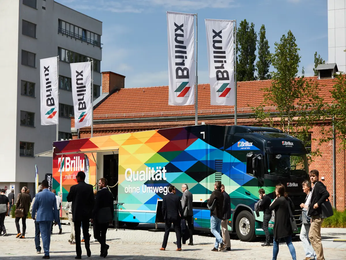 Berlin: Es ist ein bunter Bus mit dem Brillux Logo zu sehen