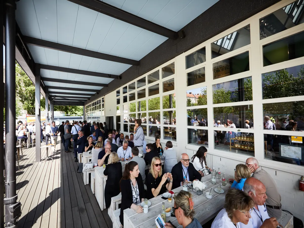 Berlin: Man sieht viele Menschen, die vor einem Restaurant sitzen.