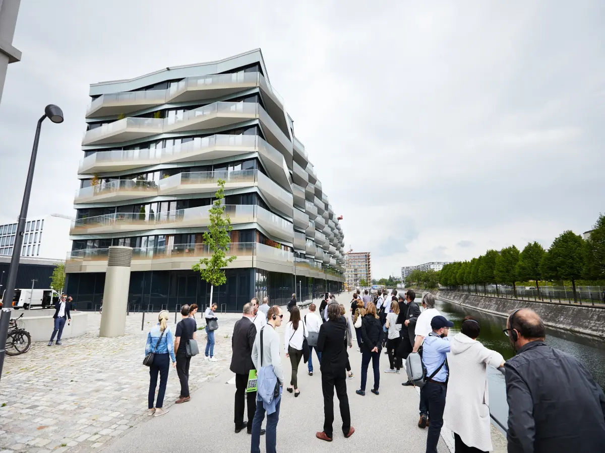 Berlin: Es ist ein großes Gebäude auf der linken Seite zu sehen, vor dem Menschen stehen.