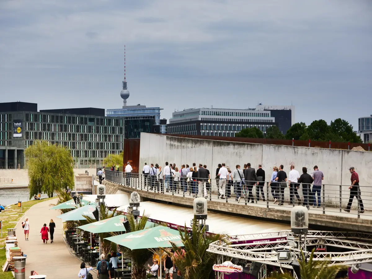 Bild: Eine Promenade mit Menschen in Berlin ist zu sehen